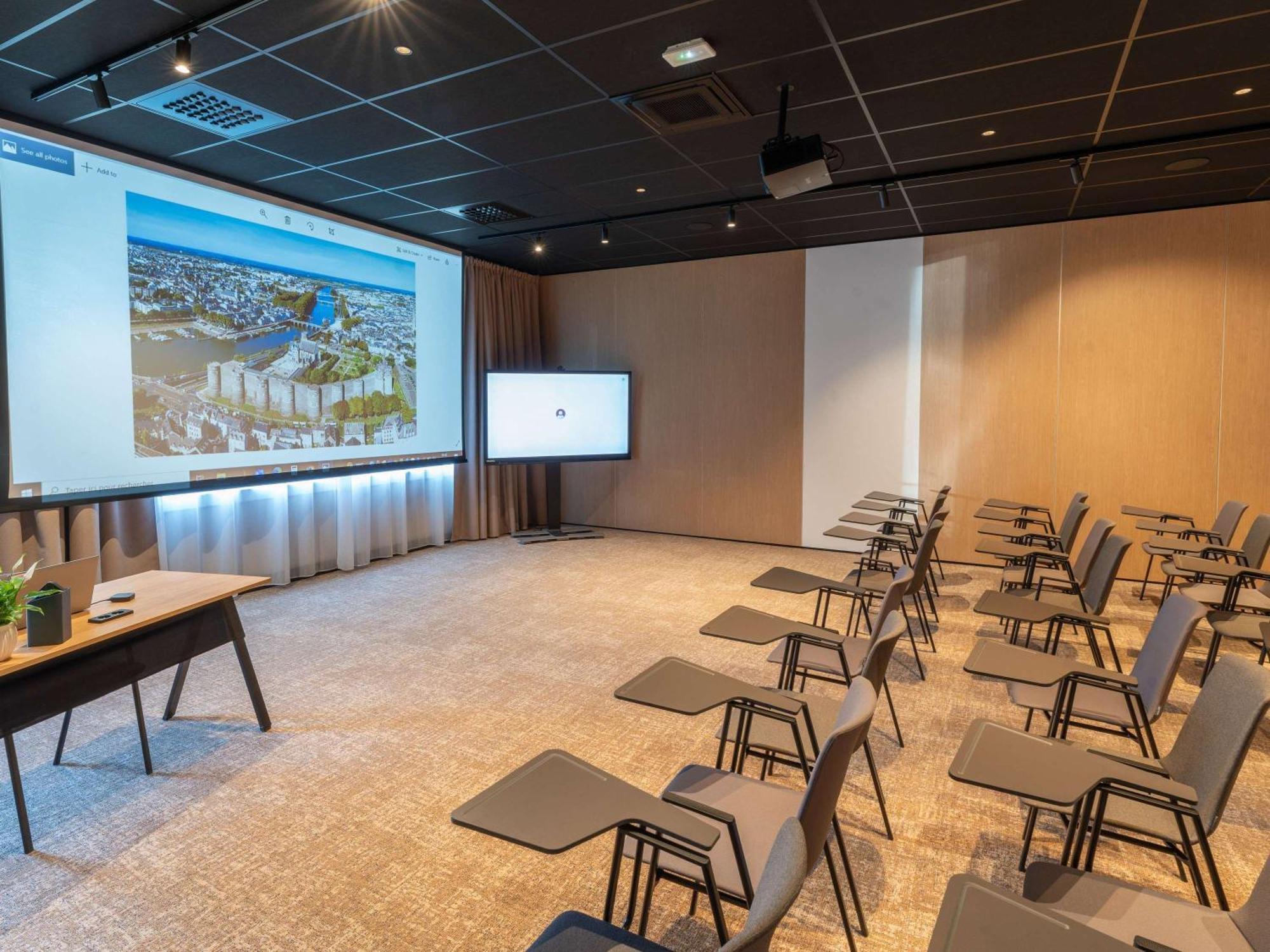 Novotel Angers Lac De Maine Kültér fotó