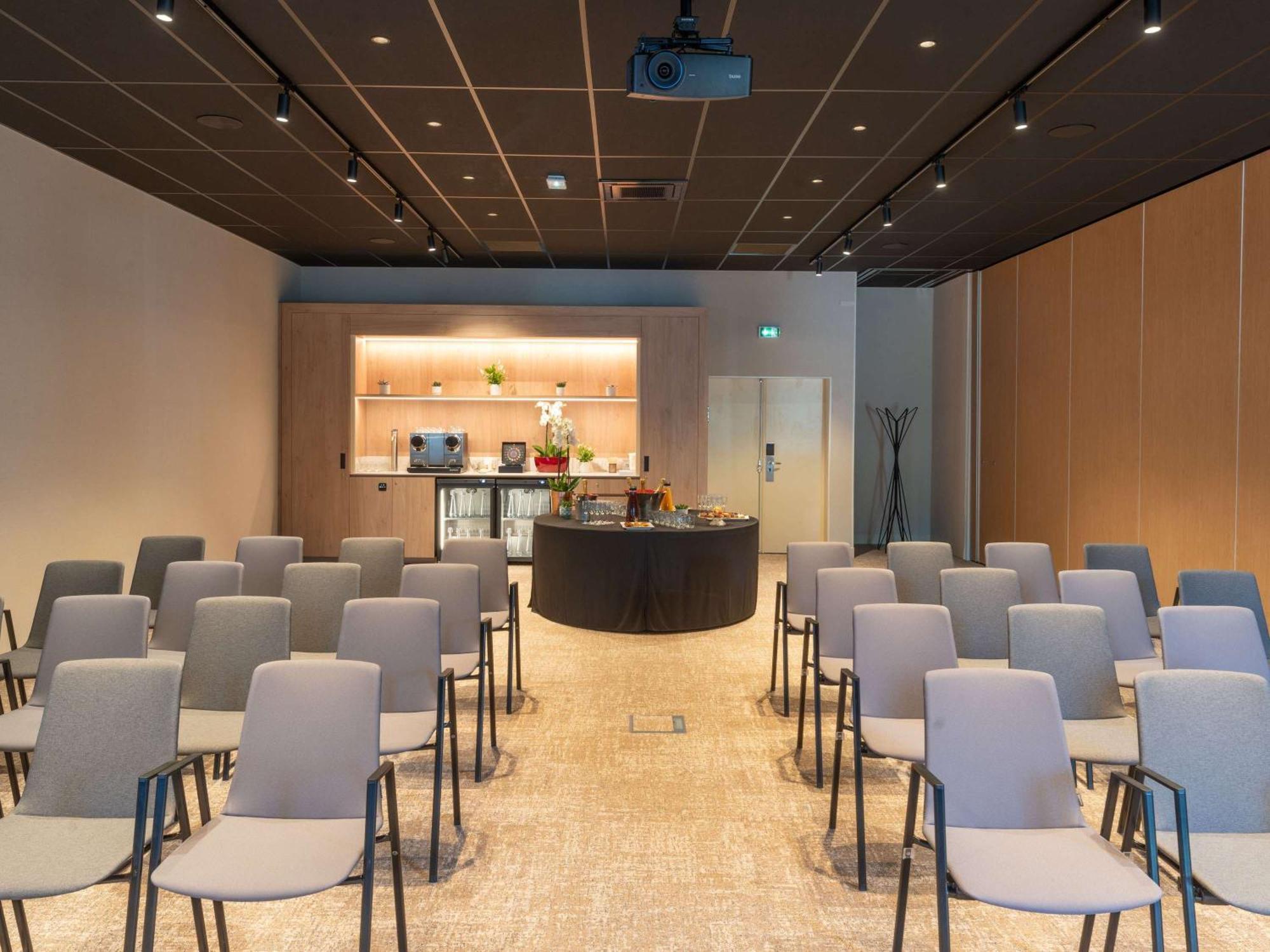 Novotel Angers Lac De Maine Kültér fotó
